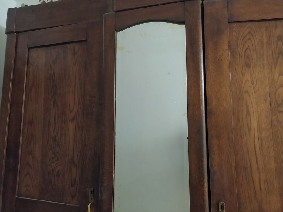 Duża drewniana szafa