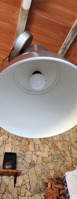 Candeeiro de sala grande e moderno.