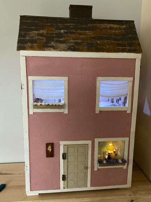 Drewniany domek dla lalek