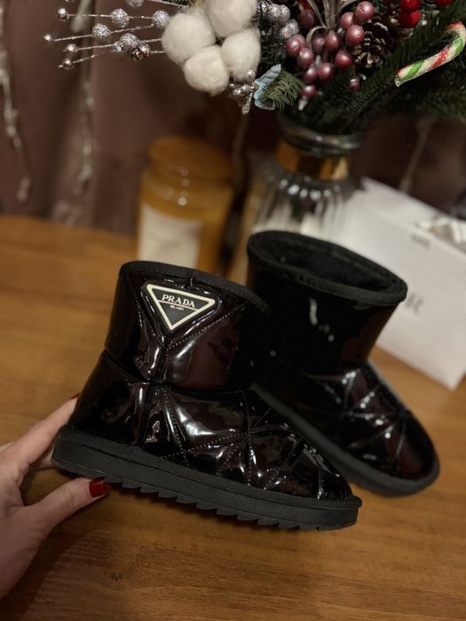 Уггі для дівчинки лакові