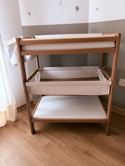 Muda fraldas em madeira