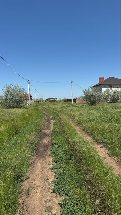 Участок 10 соток, свет и вода вдоль, село Красноселка, улица Радужная