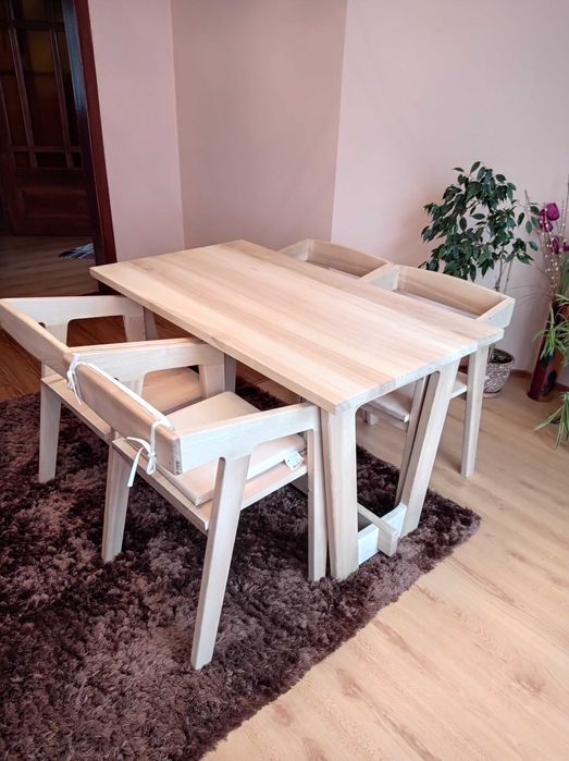 Стіл круглий розкладний.