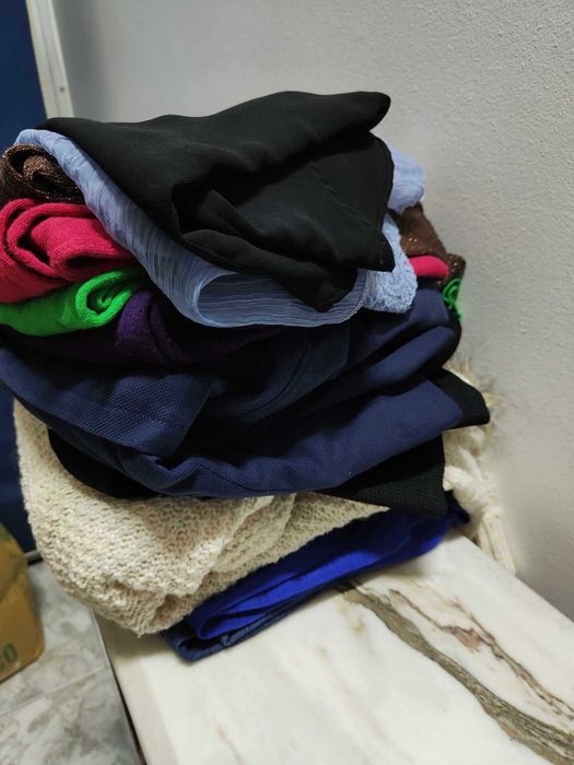 10 Peças de Roupa de Mulher S/ M - Calças, Casacos, Tops em Bom Estado