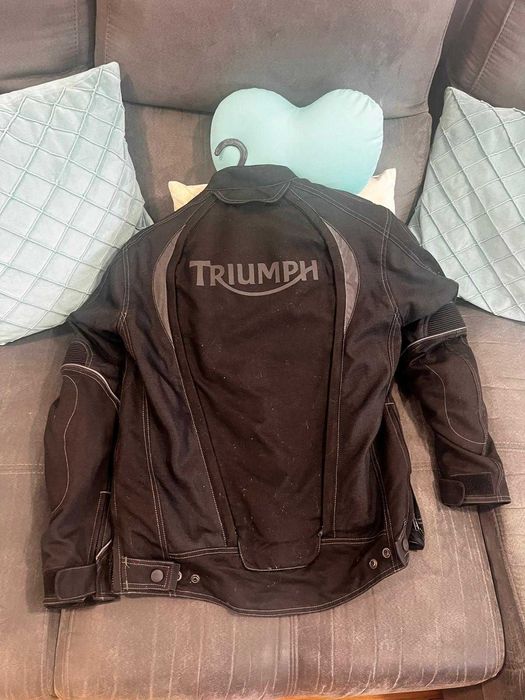 2 Casacos mota - um ICON (pele) e um Triumph - com proteções