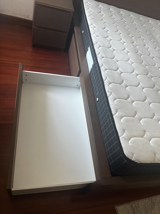 Quarto casal 180x200 em aglomerado c/ 4 gavetões + Cómoda + Colchão Oferta