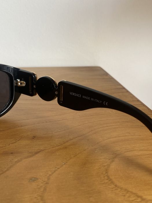 Óculos de sol versage pretos e dourados