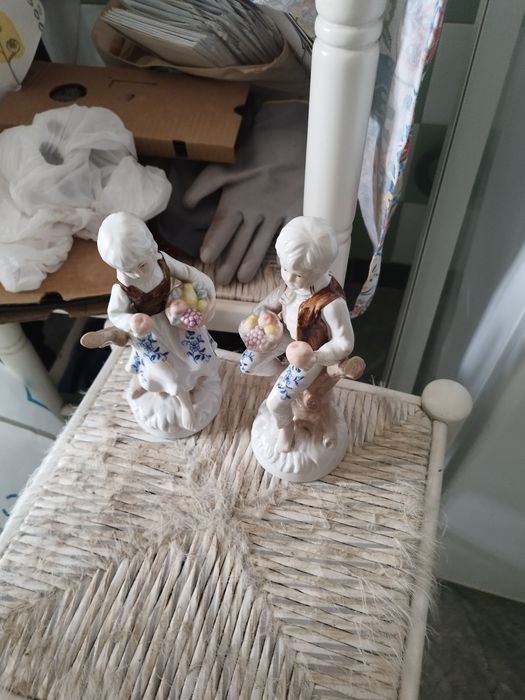 2 estatuetas de um menino e uma menina