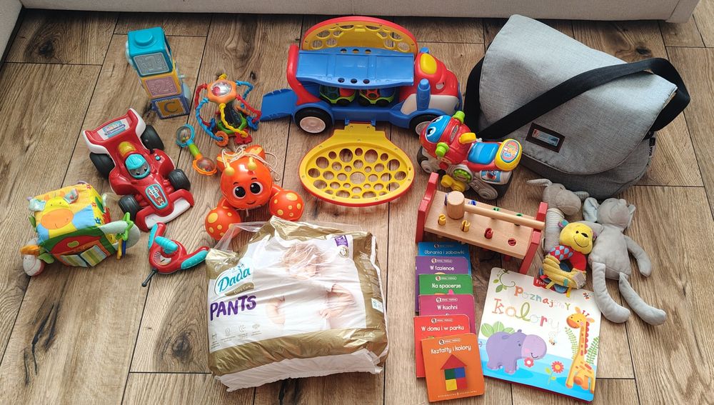 Zestaw dla malucha - zabawki, torba do wózka i pieluchomajtki
