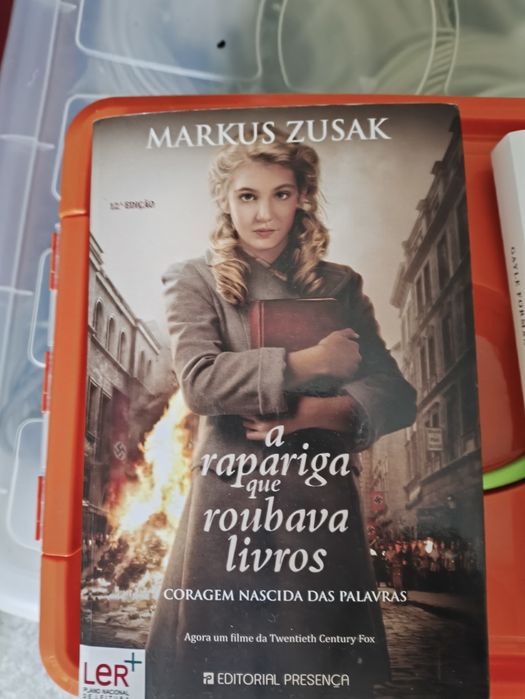 Variedade de livros, entre romances, histórias verídicas e suspense.