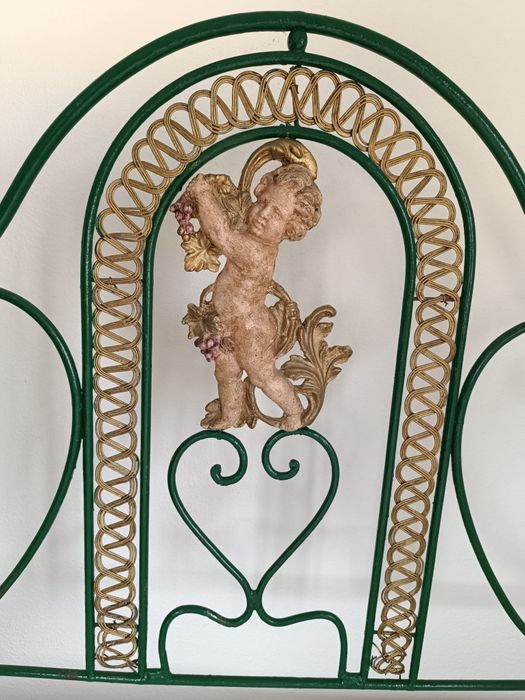 Cama de ferro muito antiga