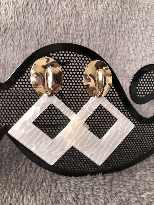 Brincos dourado e madre pérola