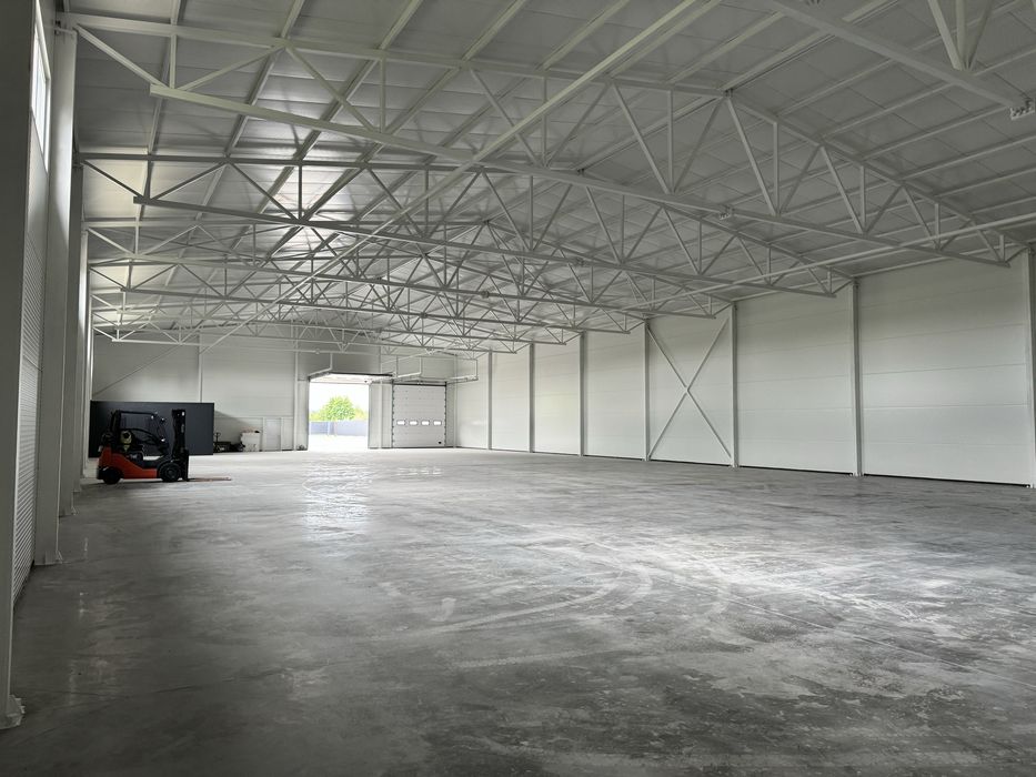 Продаж сучасного складського приміщення. 1200м², 42сот. в 7 км від Львова в с.Бартатів з прямим виїздом на логістичний шлях М11 Львів–Шегині.
