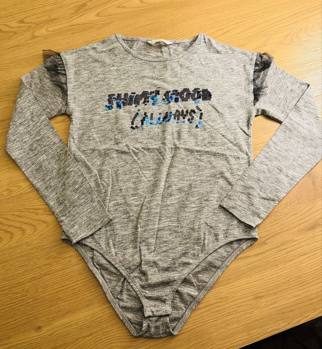 Szare, dziewczece body z brokatowym napisem Mango Kids (rozmiar 152)