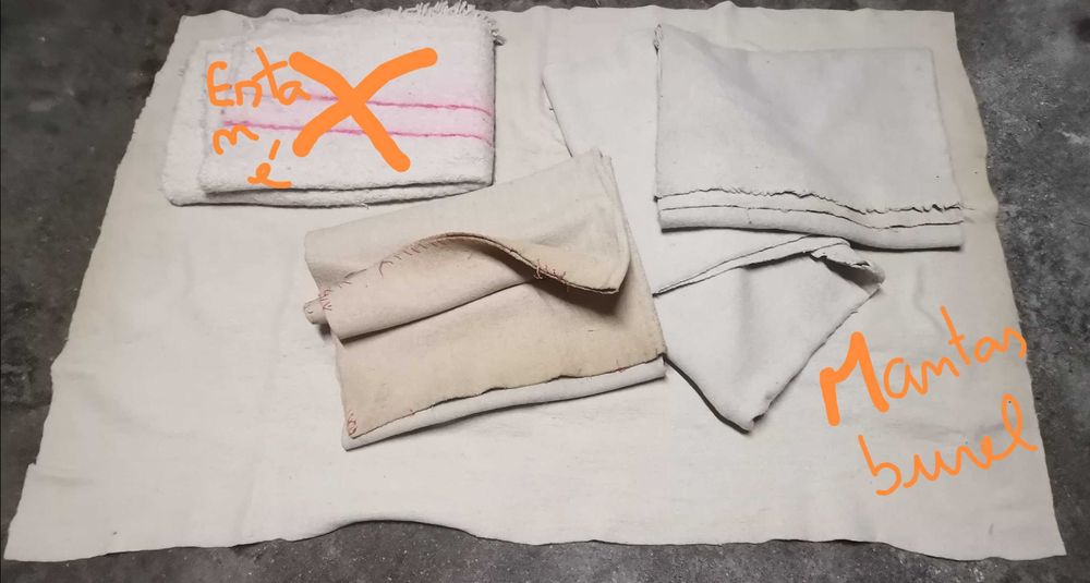 Toalha e outras peças em linho. Também mantas em burel.