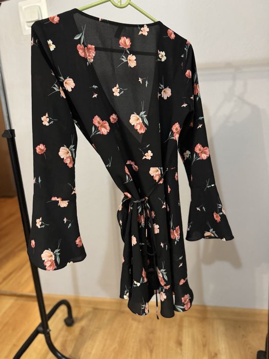 Czarna sukienka w kwiaty H&M
