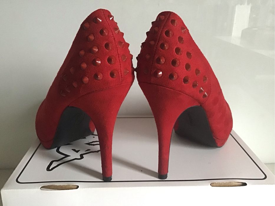 Piękne czerwone zamszowe szpilki na koturnie rozmiar 40 Graceland