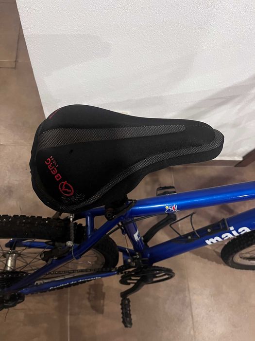 Vendo bicicleta com marcas de uso