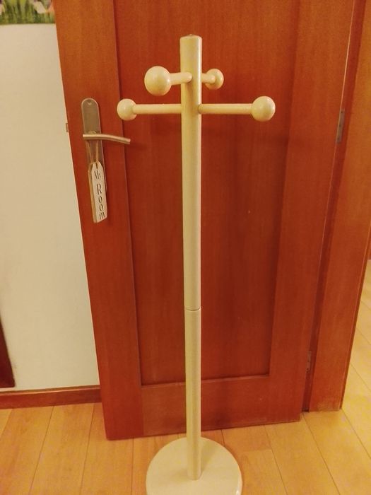 Conjunto cama, secretária, estante e cabide de madeira