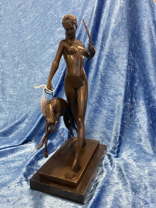 Escultura bronze lady com cão alt.32 cm anúncios abaixo