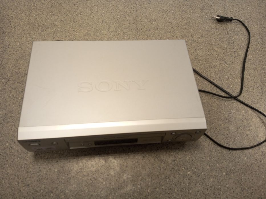Видеомагнитофон Sony (полностью рабочий)