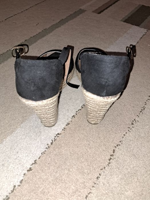 Espadryle na koturnie.
