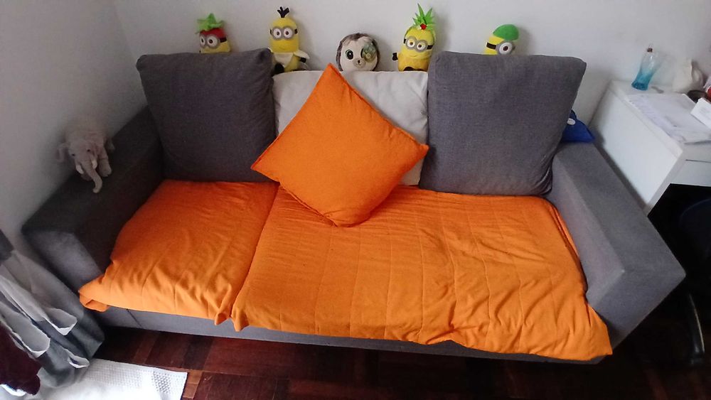 Sofá, máquina roupa e frigorífico