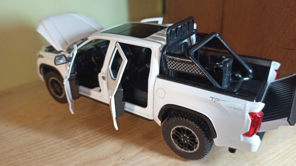 Toyota Tundra TRD 4×4 Модель 1:24 Біла