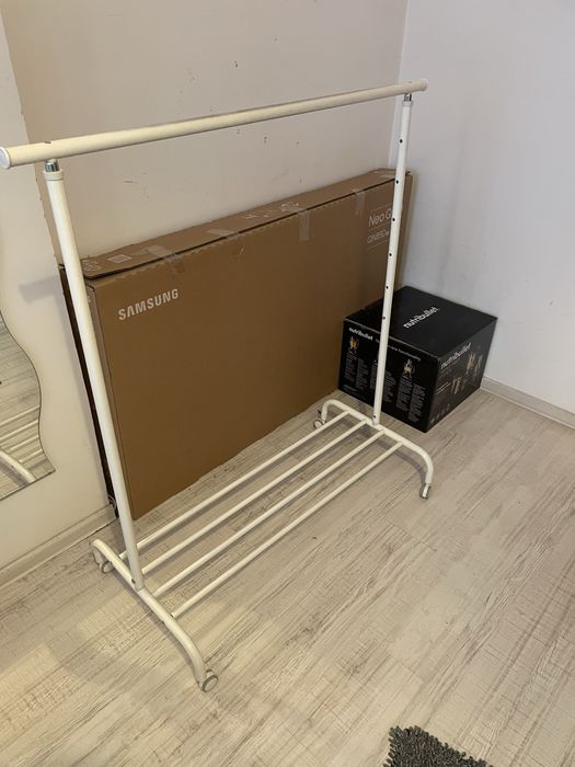 Wieszak na ubrania IKEA na kółkach – regulowana wysokość