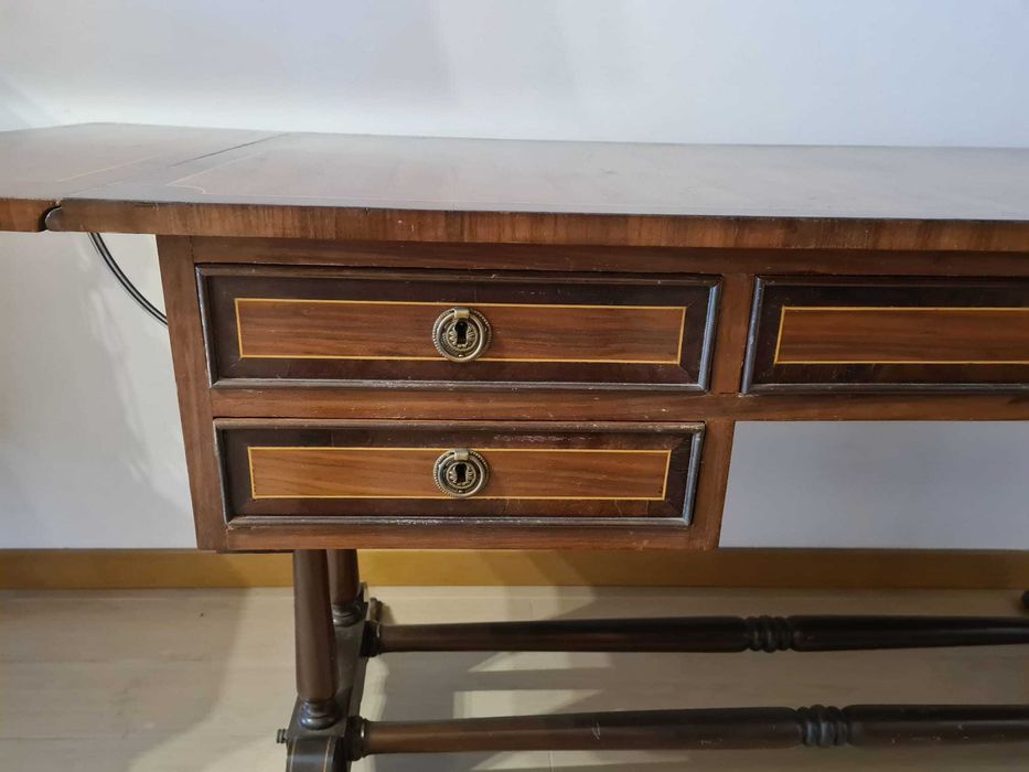 Secretária Antiga em Madeira Maciça – Funcional e em Excelente Estado