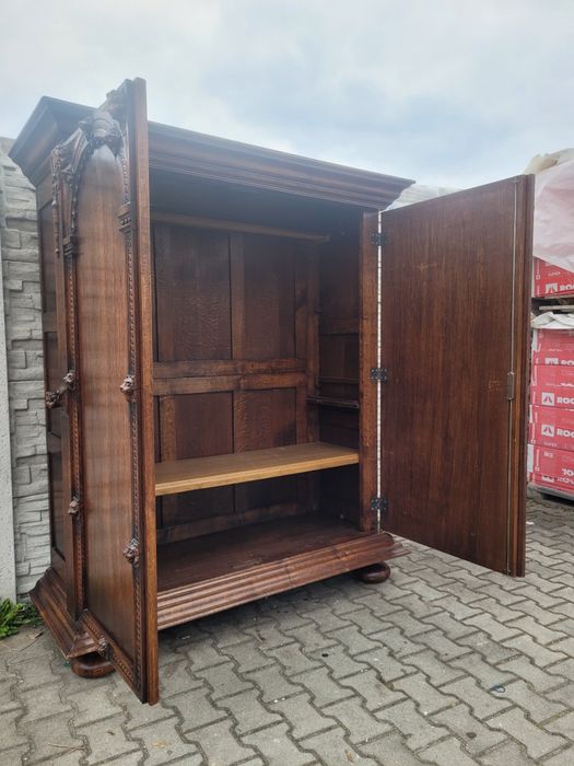 Elegancka szafa z drążkiem i półkami.