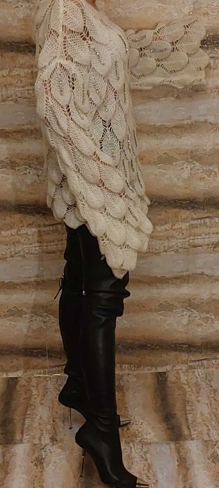 Przepiękny biały sweter o niesamowitym design z ozdobnymi cyrkoniami