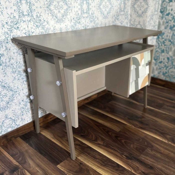 Małe biurko / okres PRL / odnowione / nowoczesne / design