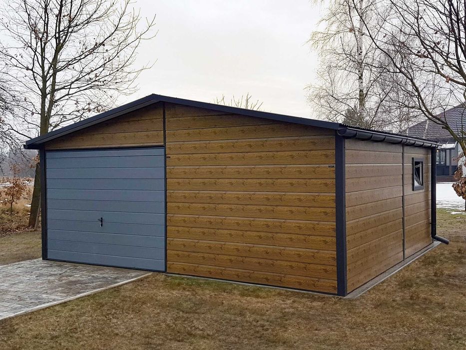 Garaż ocieplany z płyty warstwowej 6×5,5m – imitacja drewna/grafit