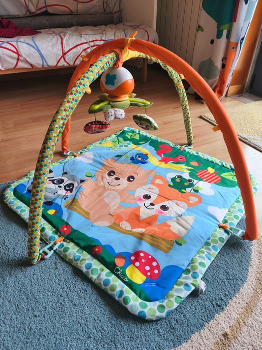 Tapete de actividades com mobile Chicco