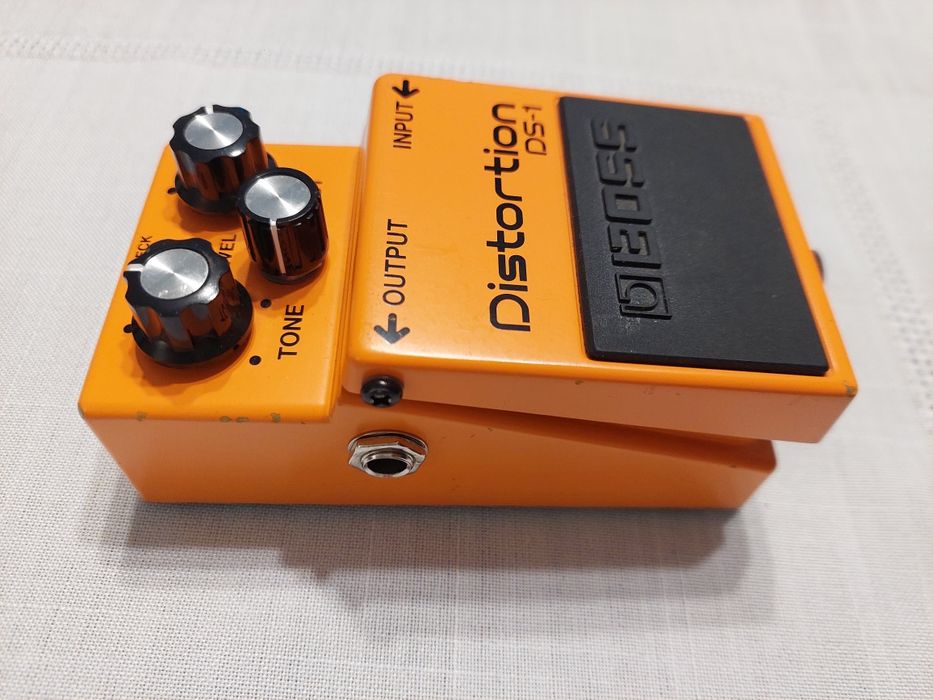 Boss DS-1 distortion - starsza, poczciwa wersja - polecam!