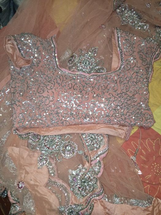 Розовое расшитое сари с чоли