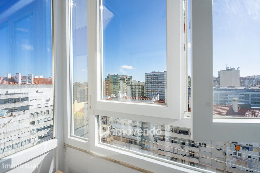 Apartamento T3+1 com áreas amplas e cozinha equipada, no Lumiar