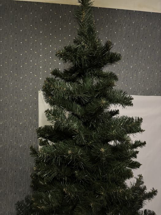 Штучна ялинка разом з підставкою