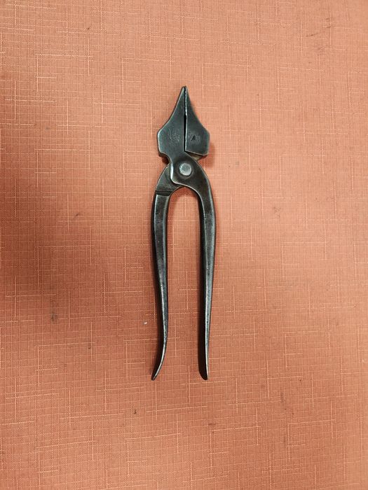 antyczne szczypce szewskie sygnowane