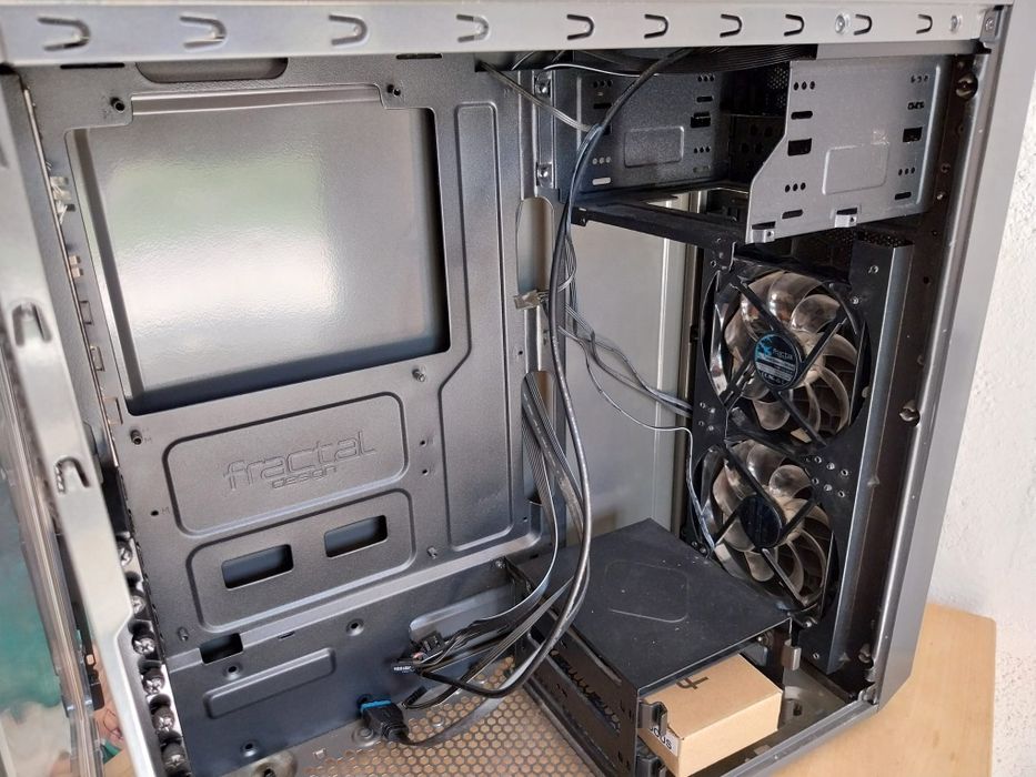 Torre Fractal Design Focus G cinza/preta