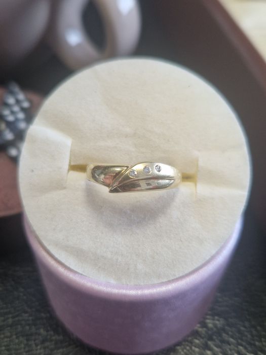 Złoty pierścionek z diamentem