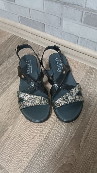 Босоніжки шкіряні нові