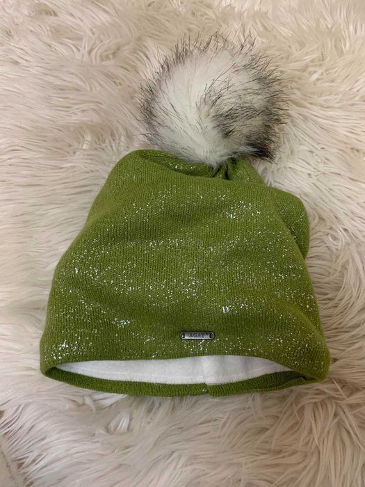 Зимова шапка з бомбоном