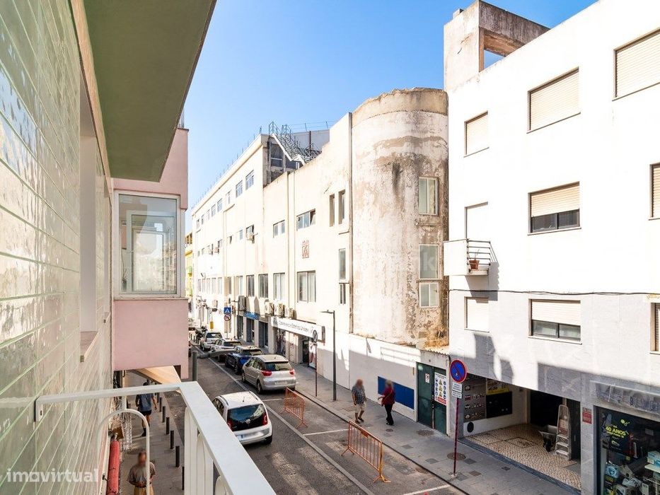 Apartamento T2 com varanda para arrendamento em Algés