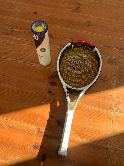 2 ARTENGO Raquetes de Ténis Adulto + 4 WILSON Bola de Ténis