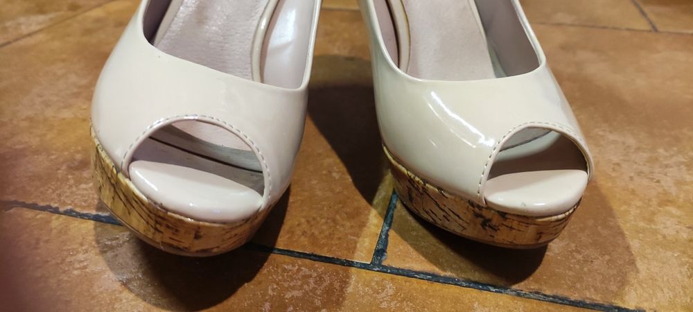 Buty skórzane lakierowane bata