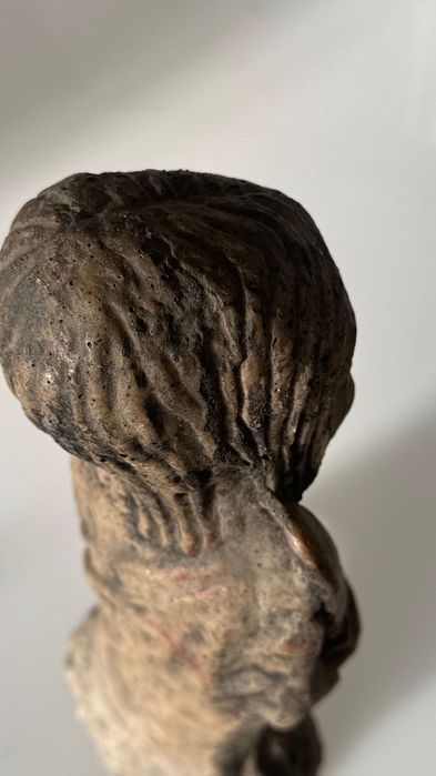 Escultura religiosa de feição arcaica/gótica