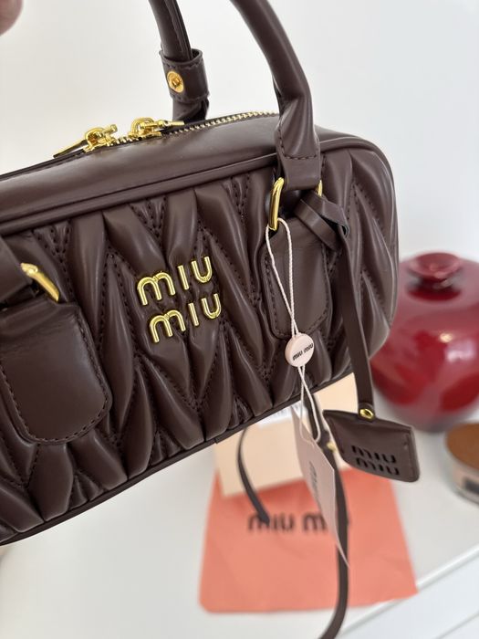 Сумка miu miu натуральна шкіра люкс якість. QR виводить на офіційний сайт. Всі лого є всередині і ззовні.