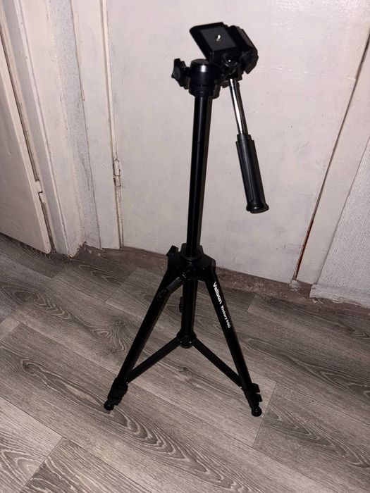 Продам 2 штативи для фотокамери .